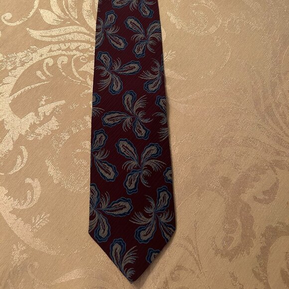NEW - ARMANI Men's Tie 100% Silk Made in Italy Blue Paisley Burgundy background